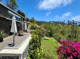 Meerblick - Exklusives Loft mit Terrassen & Hot-Tub, hôtel à Fajã da Ovelha