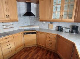 Spacious three room apartment with a large kitchen and bathroom, hotel v destinaci Luleå