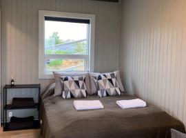 Bright cabin close to RVK with a Hot Tub, hotel v destinaci Mosfellsbær