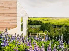 Northern lights Luxury with hot tub! 10 min to city