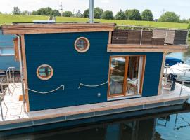 Tiny-Hausboot Irene mit Kamin und Dachterrassenlounge, ξενοδοχείο στο Αμβούργο