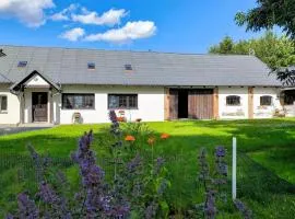 3 Bedroom Cozy Apartment In Huta Gorna