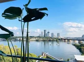 Stunning waterfront 3 bedroom condo with Pool, BBQ