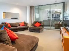 2BR Apartment near Parliament House - Hosted by Canstay