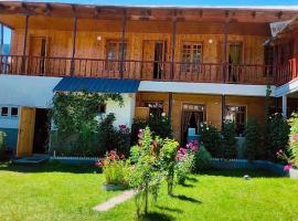 Guest House Waterfall, hotel v destinaci Mazeri