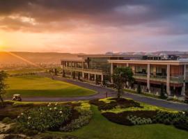 Phoenix Pool & Golf View Villa Cam Ranh, five-star hotel in Cam Ranh