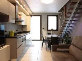 15 min dal centro - Moderno appartamento travato con parcheggio gratuito