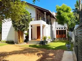Cenreeza Airport Villa