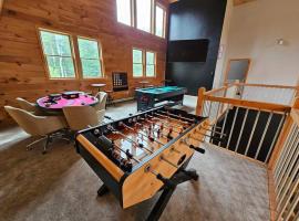 NEW! Relax and Play - Hot Tub Firepit Game Room Paradise, hotel i Tamworth