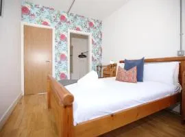 BS2 Lofts by N And N Stays Ltd, Great location Close to Cabot Circus, Centre and Hospital, perfect for workers, NHS and Contractors, Private Parking Avaialable