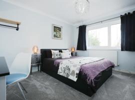 Llwyn Pia by N And N Stays Ltd, with Private Pool, Sauna and hot tub, perfect for relocation, workers or Your Ideal Getaway, hotel in Cardiff