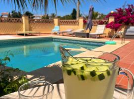 Private Luxury Villa 5 min to the beach with sea view and private pool, hotel v destinaci Fuengirola