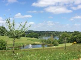 Gite à proximité du golf et du lac de la Dathée, ξενοδοχείο σε Saint-Manvieu-Bocage
