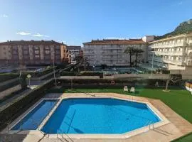Moderno con piscina en LEstartit by Host&Joy