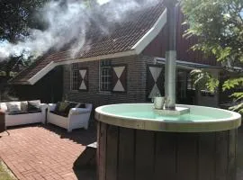 De Brittenburg 4-persoons, finse sauna, hottub, sunshower, grote zonnige omheinde tuin, wifi en huisdier vriendelijk