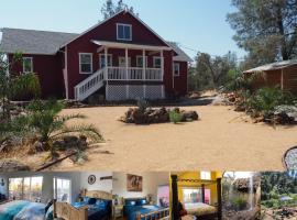 Bear Creek Falls Lodge on 67 acres Creek & Waterfalls, lodge di Millville