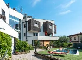 Rosy & Onyx House With Shared Pool