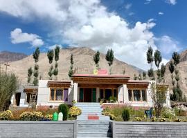 Mountain majesty guest house Ladakh by LexStays, ξενοδοχείο σε Nubra