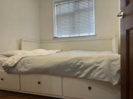 Self contain studio with room, double bed, kitchen, hotel in Londen