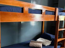 Backpacker's Lodge - Fan Room 1, hotel in Bacnotan