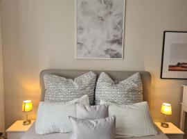 Home away from home stylish central netflix kitchen, ξενοδοχείο στο Βισμπάντεν