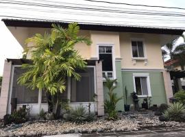 Cozy Family Home near Nuvali & Tagaytay with wifi, casa de campo em Santa Rosa