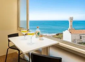 Beachfront apartment, 25m from the Beach with AC and Heating