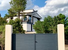 Chalet a estrenar, espectaculares vistas a la montaña, hotel in Torremocha de Jarama