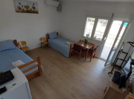 Udobna Dvokrevetna Soba Sa Terasom #2, hotel v destinaci Mladenovac