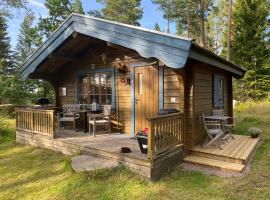 Timrad stuga i kanten av skogen med SPA möjlighet, hotel v destinaci Mullsjö