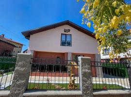 Александровата Къща - Aleksandar Guest House with Garden and Pool, Hotel mit Pools in Varshets