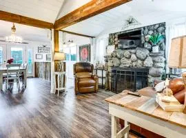 Family-Friendly Retreat on Gilletts Lake!