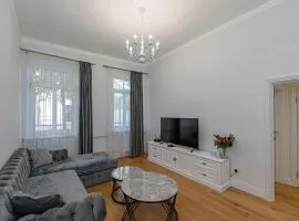 Riverside 1 BD Central Apartment by Hostlovers