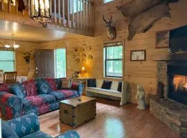 Bucksnort Lodge - Game Room and Hot Tub