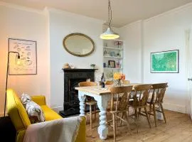 NEW Spacious Family Home with Parking & Garden - Sleeps 6 - Perfect for Families
