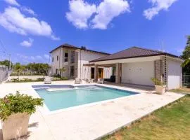 Luxury Beach Villa with Private Pool, Jacuzzi, Beach Club Access with Restaurant & Adventure Nearby