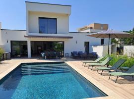 Chambre chez l'habitant dans Villa d'architecte avec Piscine chauffée, hôtel à Marsillargues