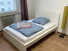 Helles Zimmer in Wohnung mit Balkon