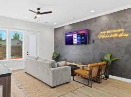 Downtown Luxe Retreat - King Bed, Pool, Pong, Billiards, Grill & FREE Coffee
