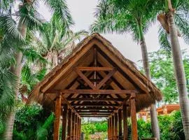 Tropical Oasis with cook and Housekeeping service INCLUDED Private Pool BBQ Beach Access