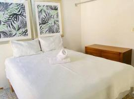 Casa Azul loft 2 blocks malecon with garage, hotel di La Paz