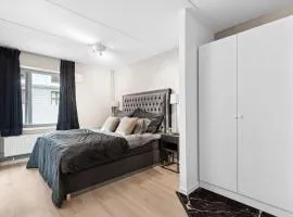 Luxurious modern room in central Oslo - EUR 4k Expensive Bed and 82'' Cinematic TV