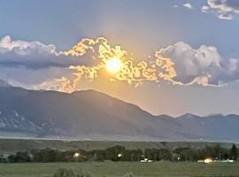 Mountain View Suite, hotel di Ennis