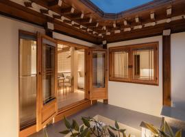 Luxury Hanok Cottage Lunar, hotel in Seoul