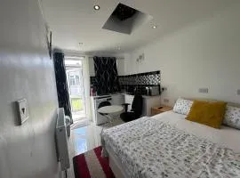 Luxury Ensuite Studio In Crayford Dartford Bexley London With Full Kitchen And Side Garden Alleyway Entrance