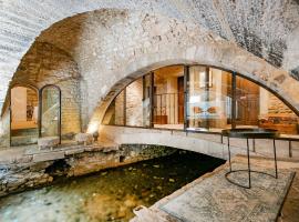 La Prévôté - Luxury Chambres d'hôtes & Gastronomic Restaurant, Bed & Breakfast in LʼIsle-sur-la-Sorgue