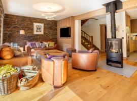 Chalet in méribel center with outdoor jacuzzi and sauna, hotel in Mussillon