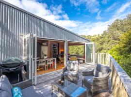Feathers Nest, Oneroa - Be My Guest Waiheke, Hotel in Oneroa