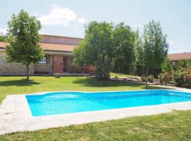 La casa de Blas，Valoria la Buena的附設泳池的飯店