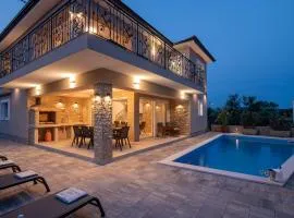 Villa Lusarci with pool